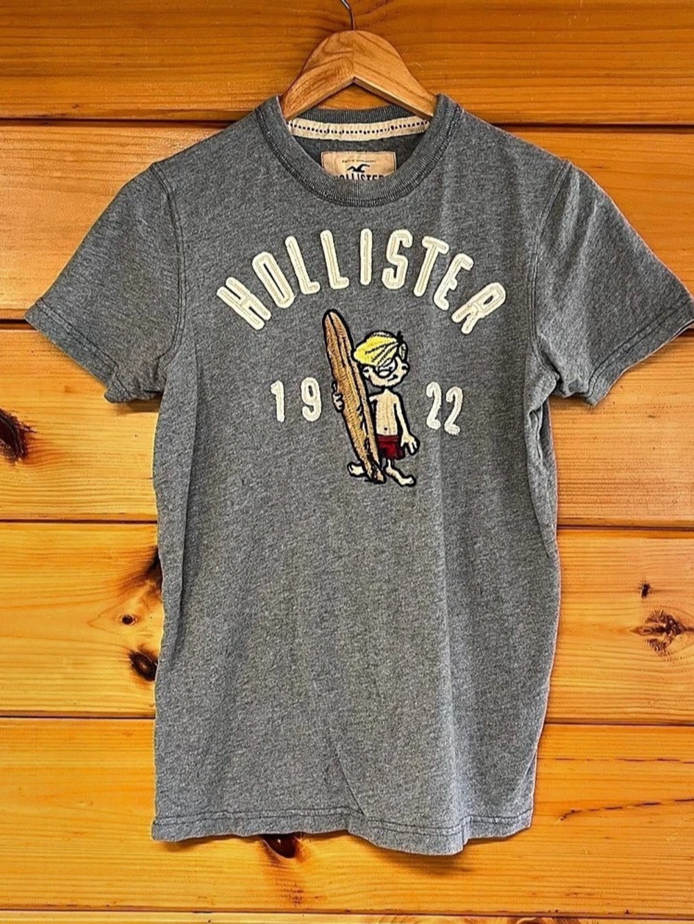 Hollister 1922 Surfer Graphic Tee Gray & Yellow Small Unisex Arch Embroidered